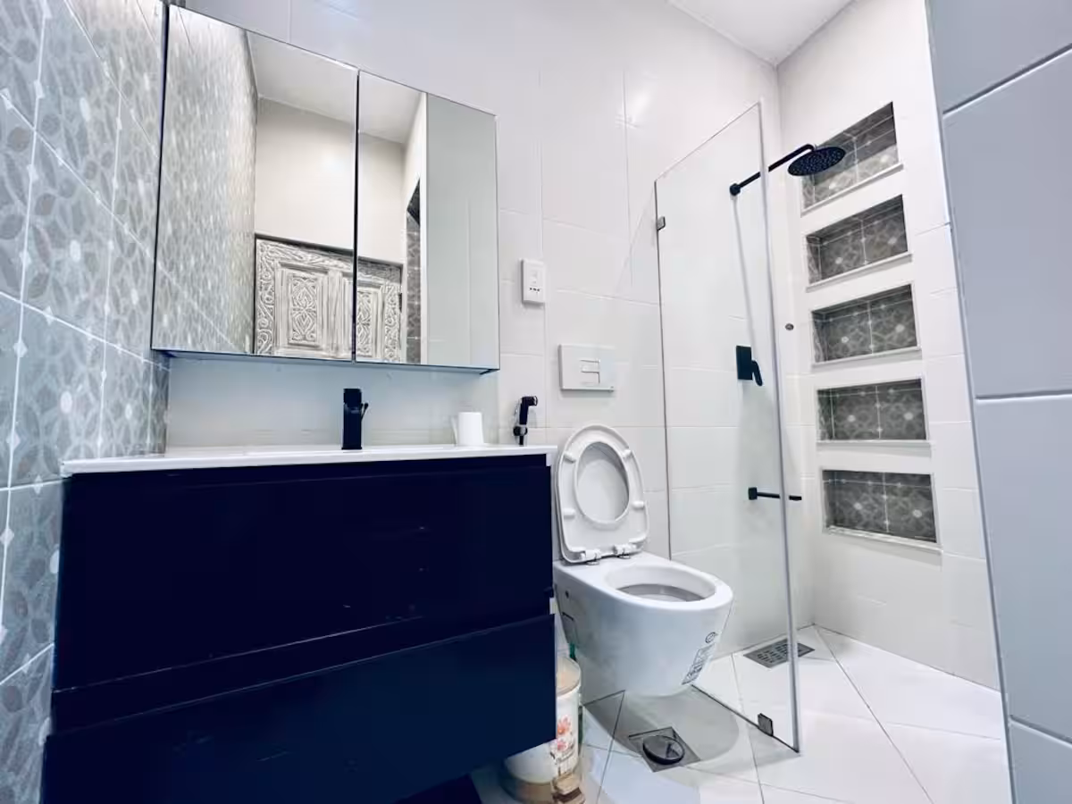 Coastal Grove Residence - Image 11
