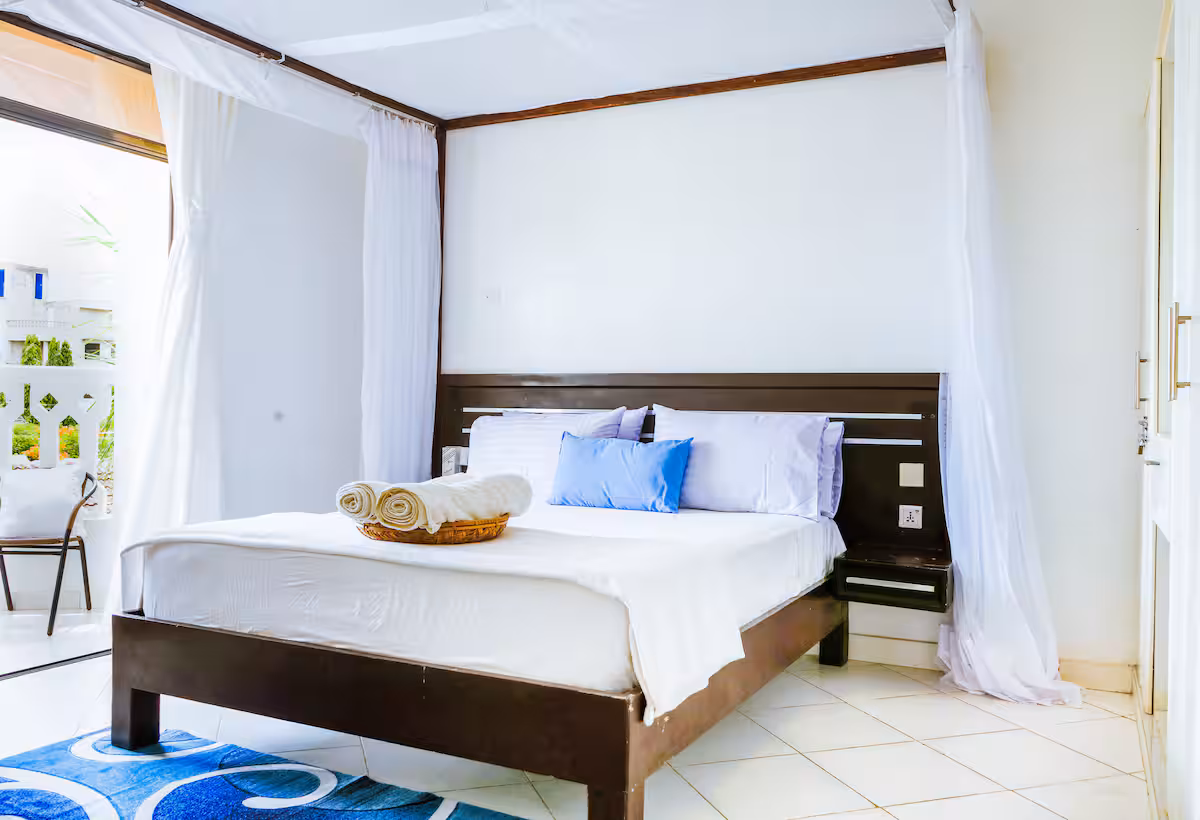 Azure Coast Haven - Image 12