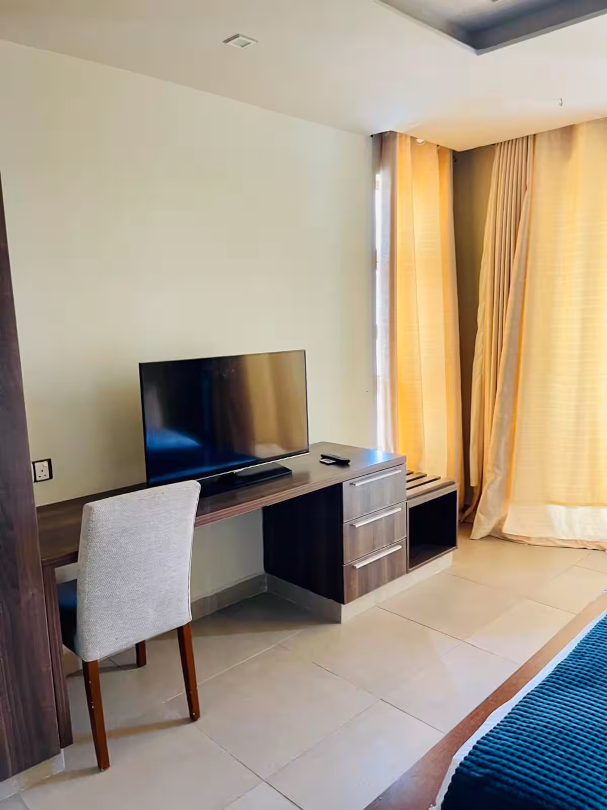 Ocean Luxe Haven - Image 12
