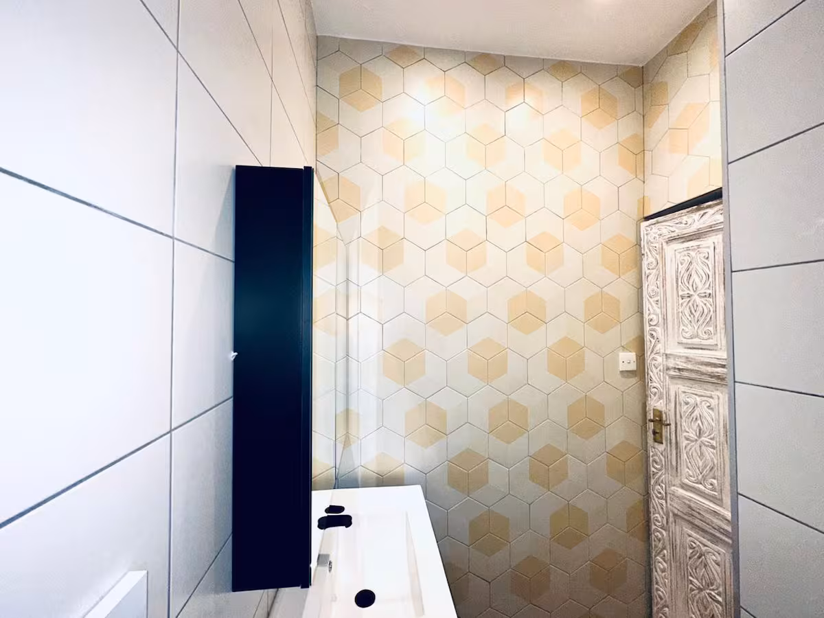 Coastal Grove Residence - Image 13