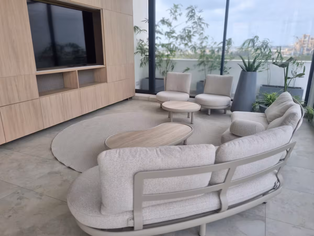 Skyline Drift Apartment - Image 16