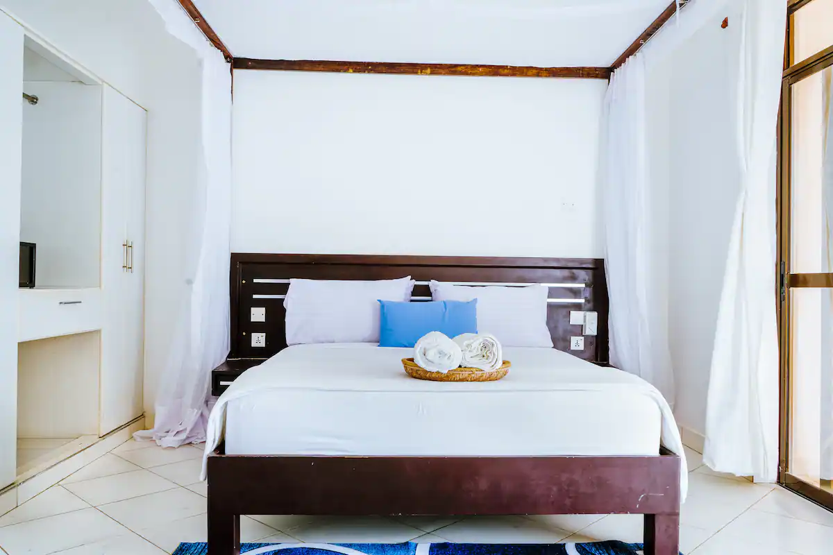 Azure Coast Haven - Image 21