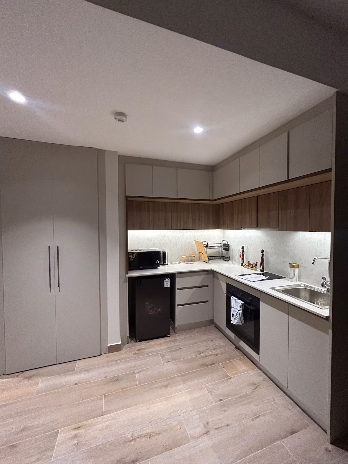 Skyline Drift Apartment - Image 4
