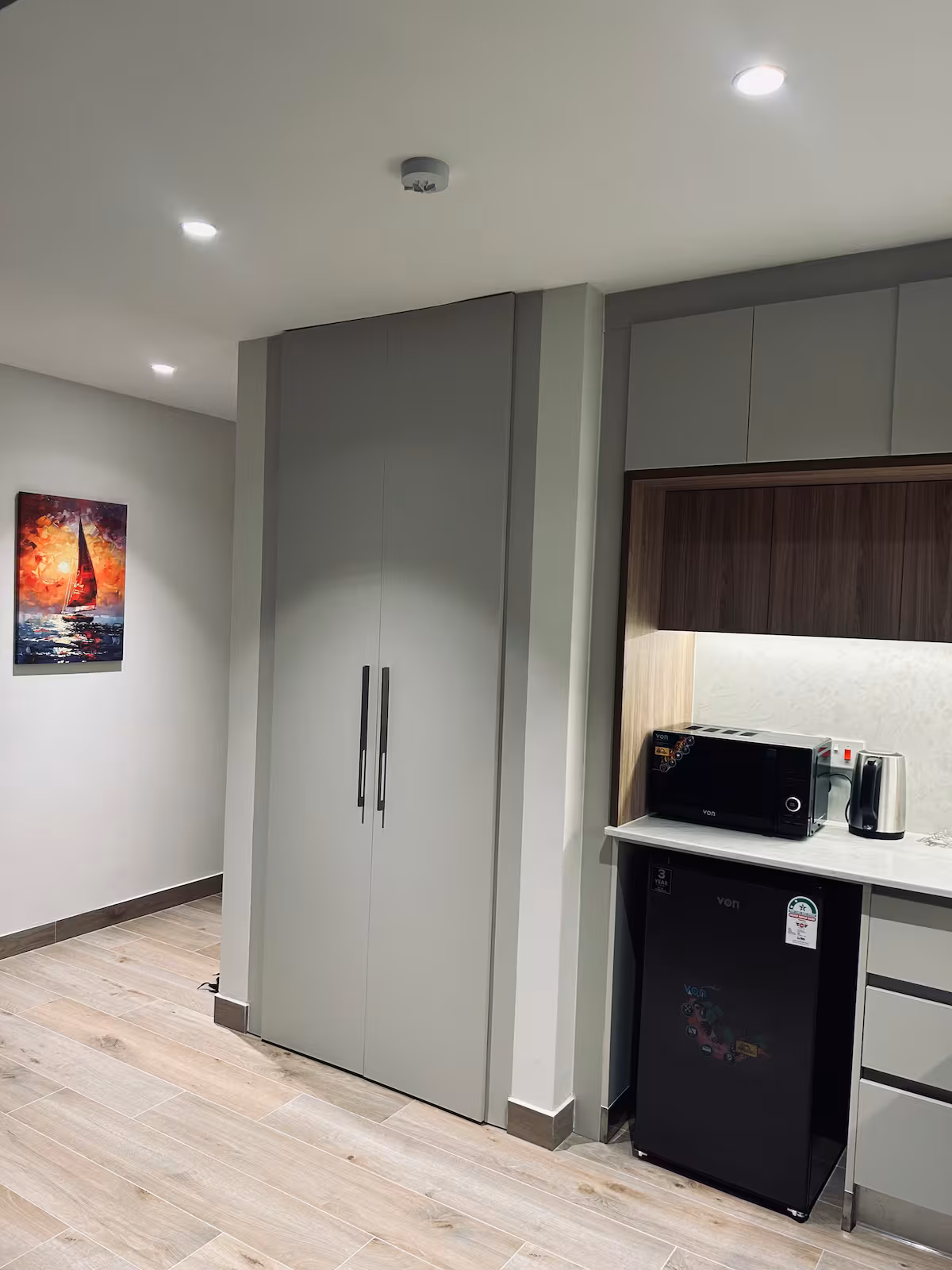 Skyline Drift Apartment - Image 5